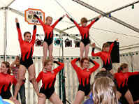 Auftritt der Akrobatik-Gruppe aus Ostritz im Festzelt