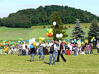 Luftballon-Aktion - Kinder verschicken Grüße in alle Welt
