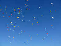Luftballon-Aktion - Kinder verschicken Grüße in alle Welt