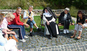 Gesprächsrunde mit einer Schwester vom Kloster St. Marienthal